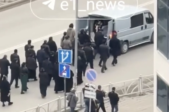 В Екатеринбурге собралась гигантская пробка из-за похоронной процессии