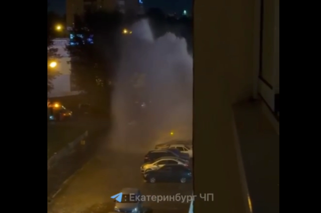 «Множество машин разбито»: на проспекте Космонавтов ночью появился «фонтан» из-под земли