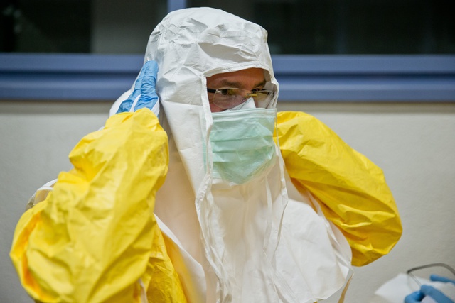 Из-за подозрения на Эболу самолет четыре часа держали в санкарантине Шереметьево