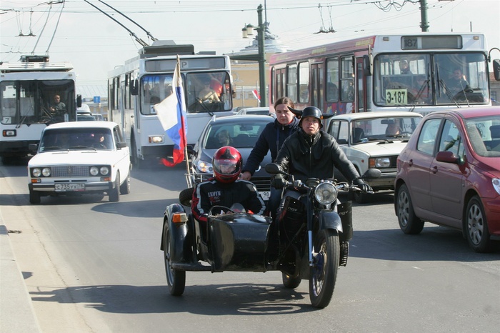 На Урале мотоциклист столкнулся с опорой ЛЭП, погибли два человека