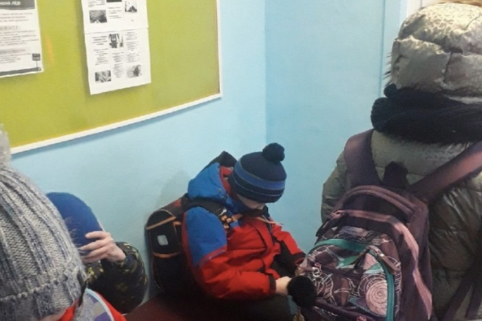 Свердловские школьники пришли на учебу в -34 и ждали перед закрытой дверью