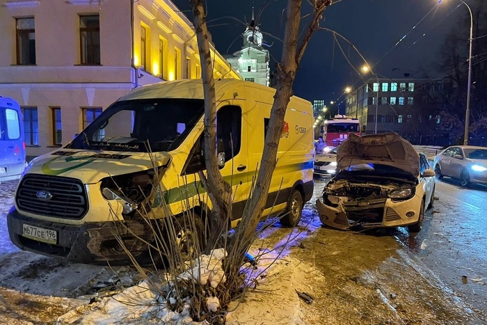 В центре Екатеринбурга девушка на иномарке влетела в инкассаторскую машину