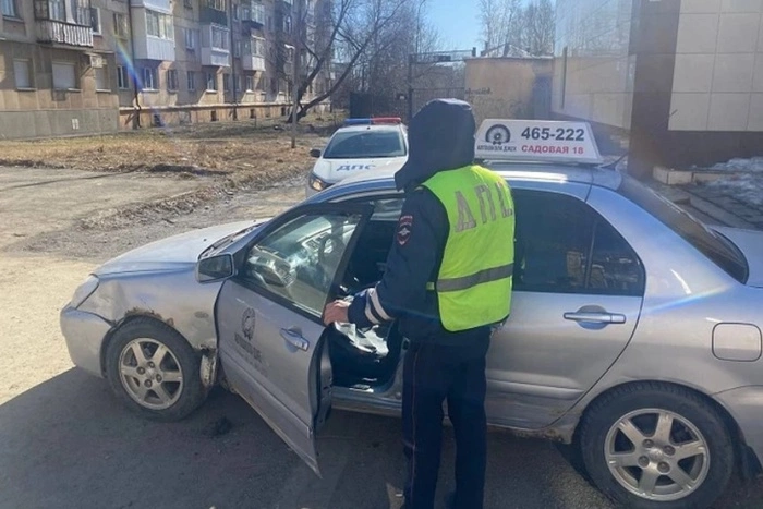 Ученица свердловской автошколы перепутала педали и сбила пенсионерку на тротуаре