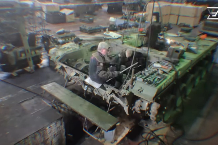 Работник УВЗ нанес себе резаную рану перед начальством