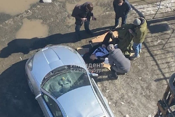 Следователи возбудили уголовное дело после обрушения глыбы льда на голову парня в центре Екатеринбурга