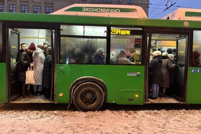 «Автобусов нет около часа»: екатеринбуржцы оценили транспортную реформу