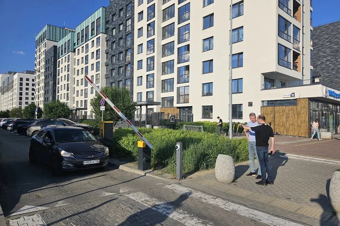 Жители микрорайона Солнечный в Екатеринбурге проголосовали за демонтаж шлагбаумов