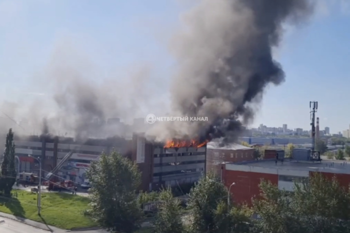 В Екатеринбурге загорелся автосалон