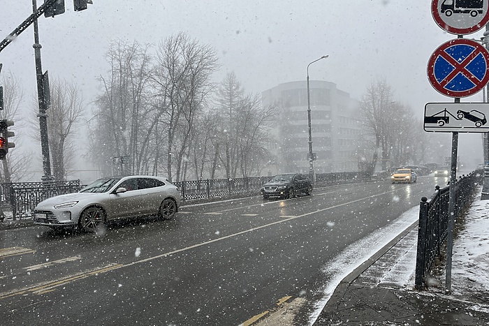 МЧС разослала предупреждение об очень сильных снегопадах в первый рабочий день