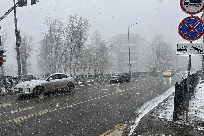 МЧС разослала предупреждение об очень сильных снегопадах в первый рабочий день