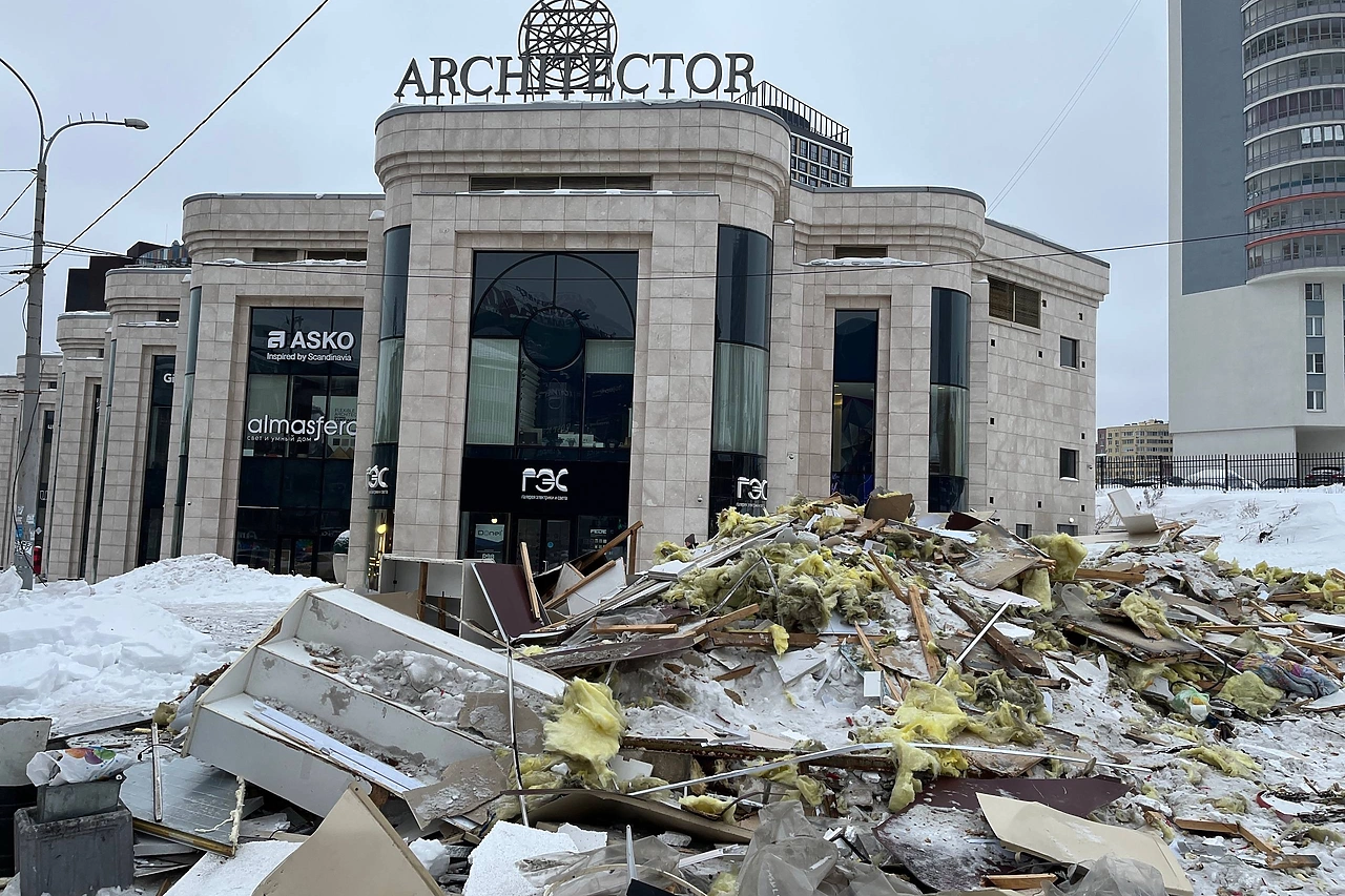 В Екатеринбурге снесли старый цветочный киоск на Малышева