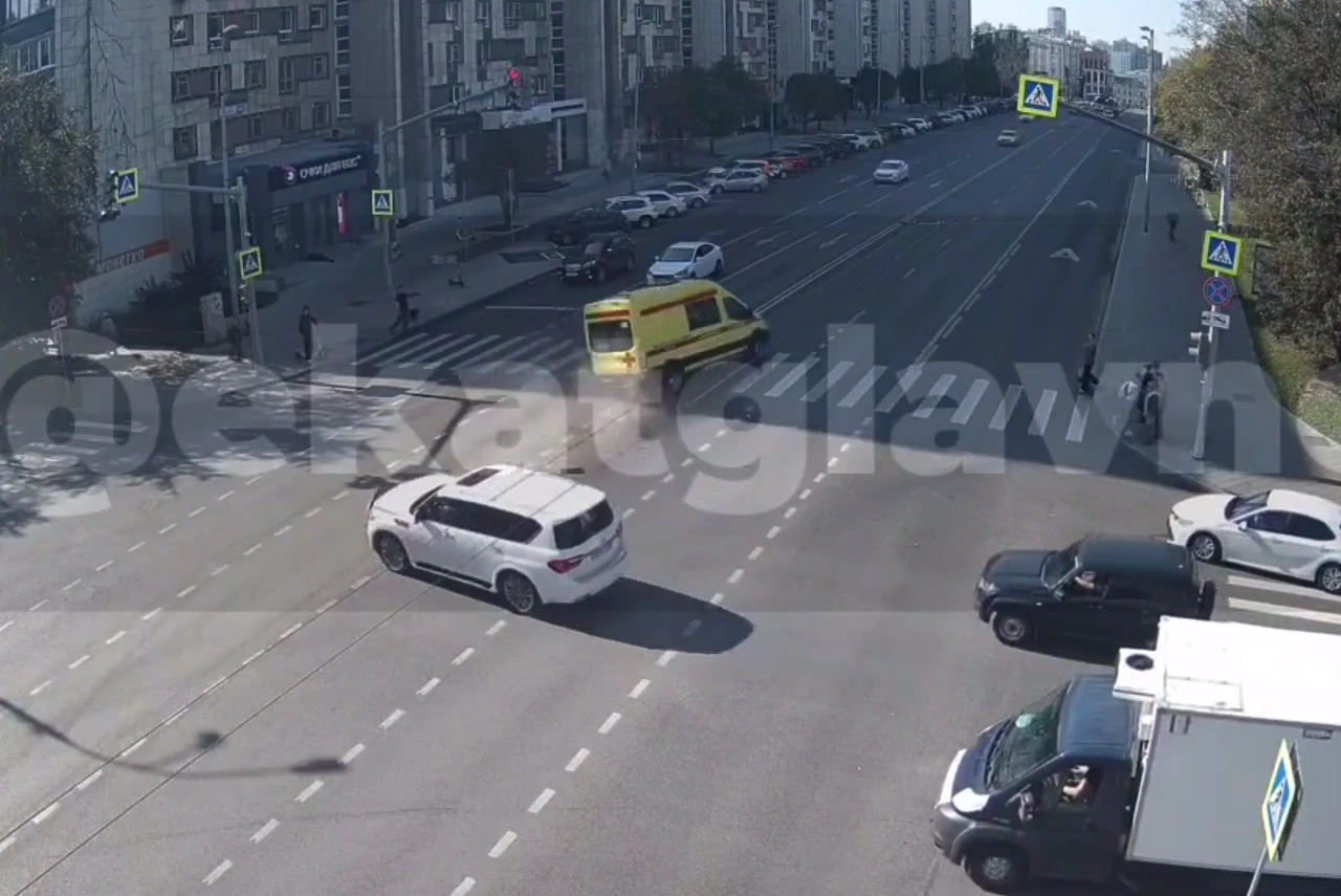 ДТП с реанимацией в центре Екатеринбурга попало на видео