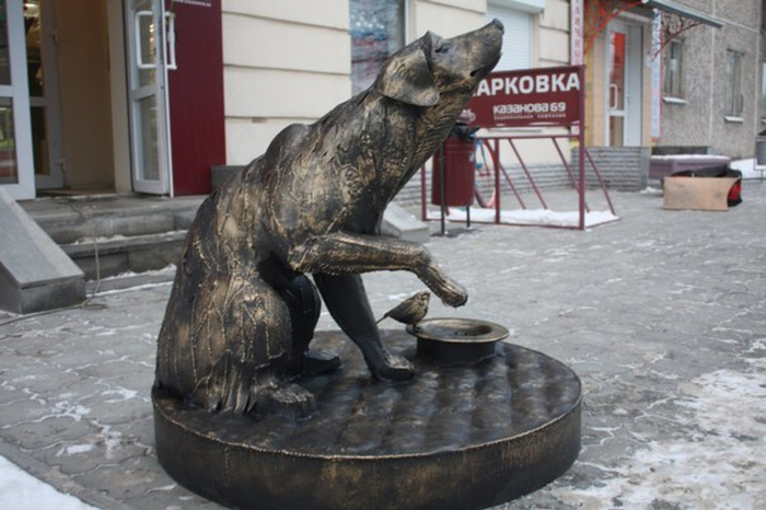Собачья скульптура-копилка установлена возле секс-шопа в Екатеринбурге