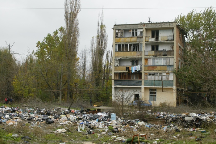 Жители двух домов на ЖБИ устроили «мусорную» войну
