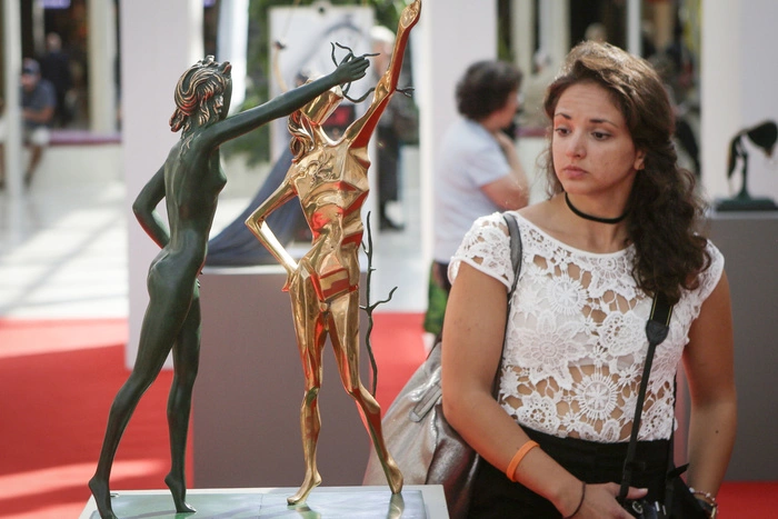 Повреждение картины Дали попало в топ мировых скандалов с туристами