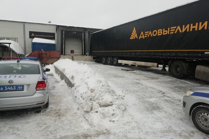 В Екатеринбурге мужчину насмерть задавил грузовик