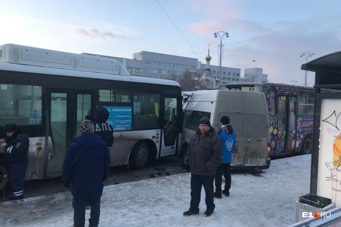 В ДТП в центре Екатеринбурга между автобусами зажало маршрутку
