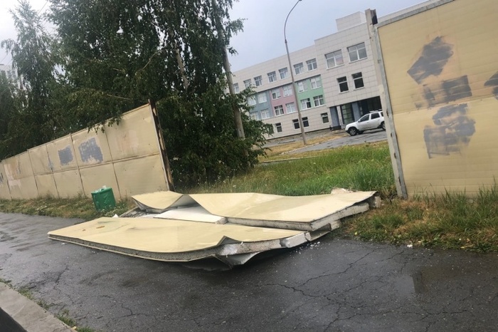 В Екатеринбурге ребёнка чуть не убило двухметровым школьным забором