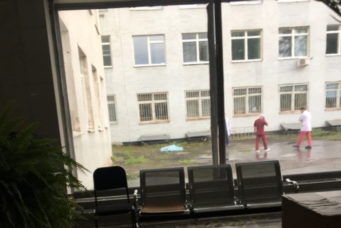 В Екатеринбурге из окна больницы № 40 выпал пациент
