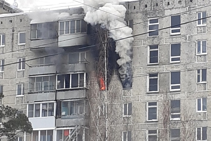 Ещё трое пострадали: в Берёзовском спасатели вытащили из огня человека — видео