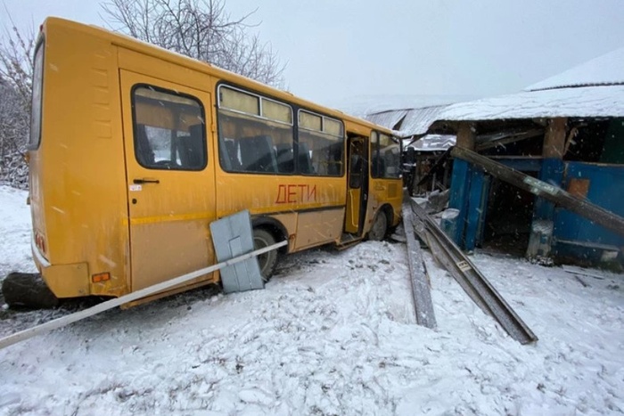 В свердловском посёлке школьный автобус протаранил дом