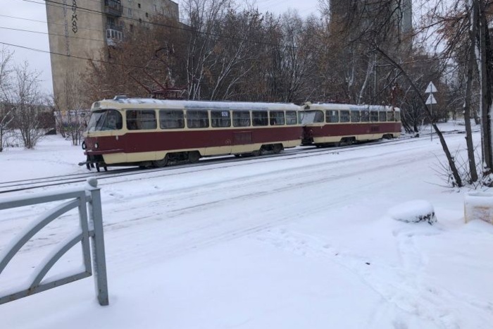 На перекрёстке Ленина — Луначарского встали трамваи