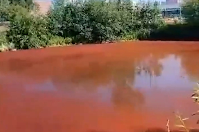 Горожане встревожились из-за ярко-красного озера в парке Маяковского