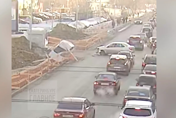 В Екатеринбурге неловкий водитель отправил чужую легковушку в канаву