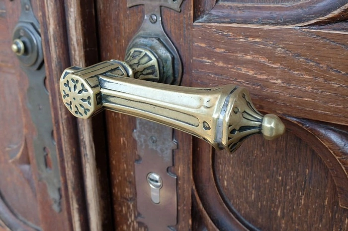 Жильцов могут оштрафовать за входную дверь, открывающуюся наружу