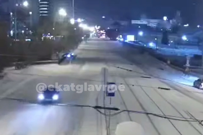 На водителя BMW, сломавшего ограждение моста в Екатеринбурге, подают в суд