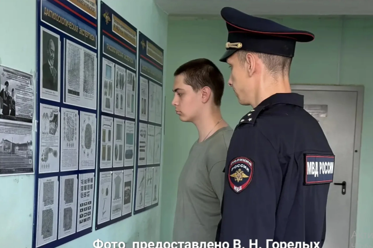 «Не придерживаюсь нацистских взглядов». В соцсетях тагильского «Гитлера» нашли свастику