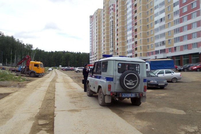 Жители дома на Эльмаше пресекли организацию незаконной парковки в своем дворе