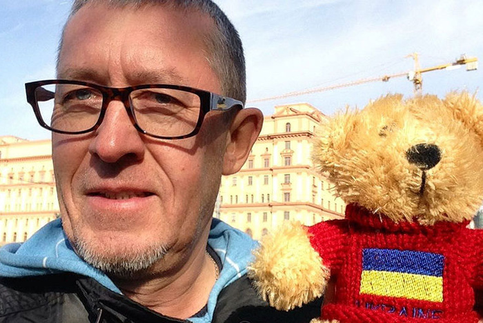 В Екатеринбург доставят урну с прахом журналиста Александра Щетинина