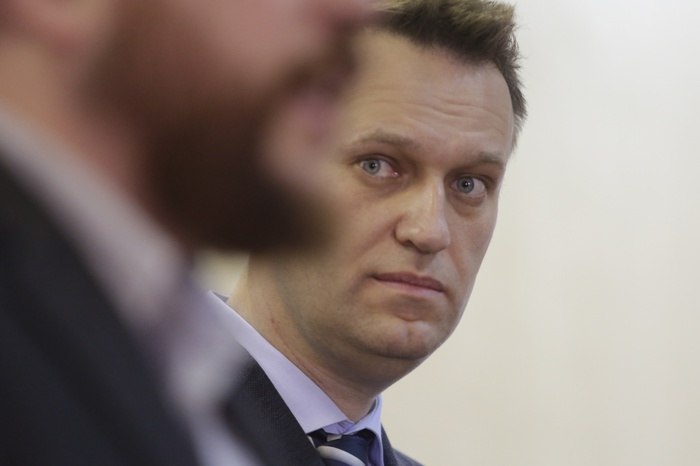 Навальному залили глаз зеленкой