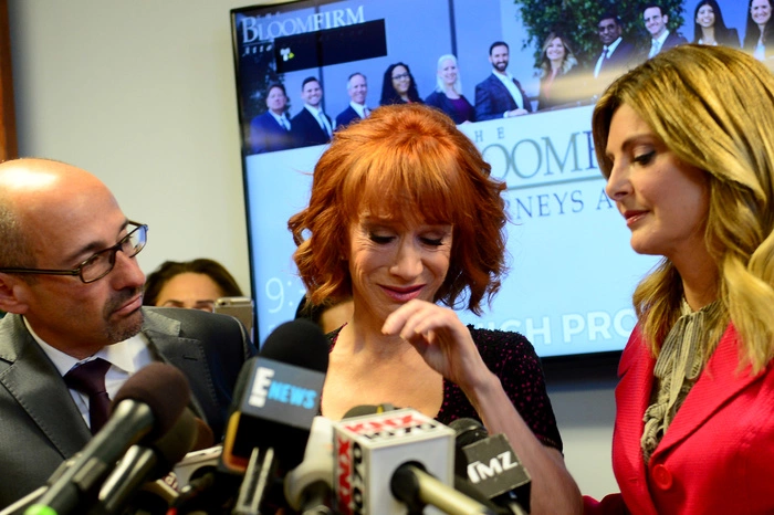 СМИ сообщили о допросе снявшейся с «отрубленной головой» Трампа актрисы