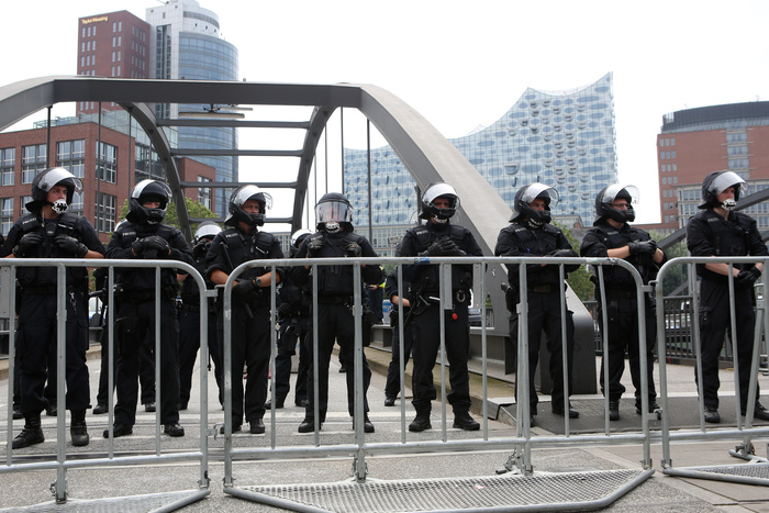 Полиция Гамбурга запросила подкрепление для борьбы с буйными антиглобалистами