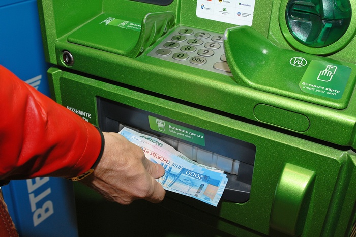 Екатеринбуржцы сумели обмануть банкомат, который выдал им почти 1,5 млн рублей