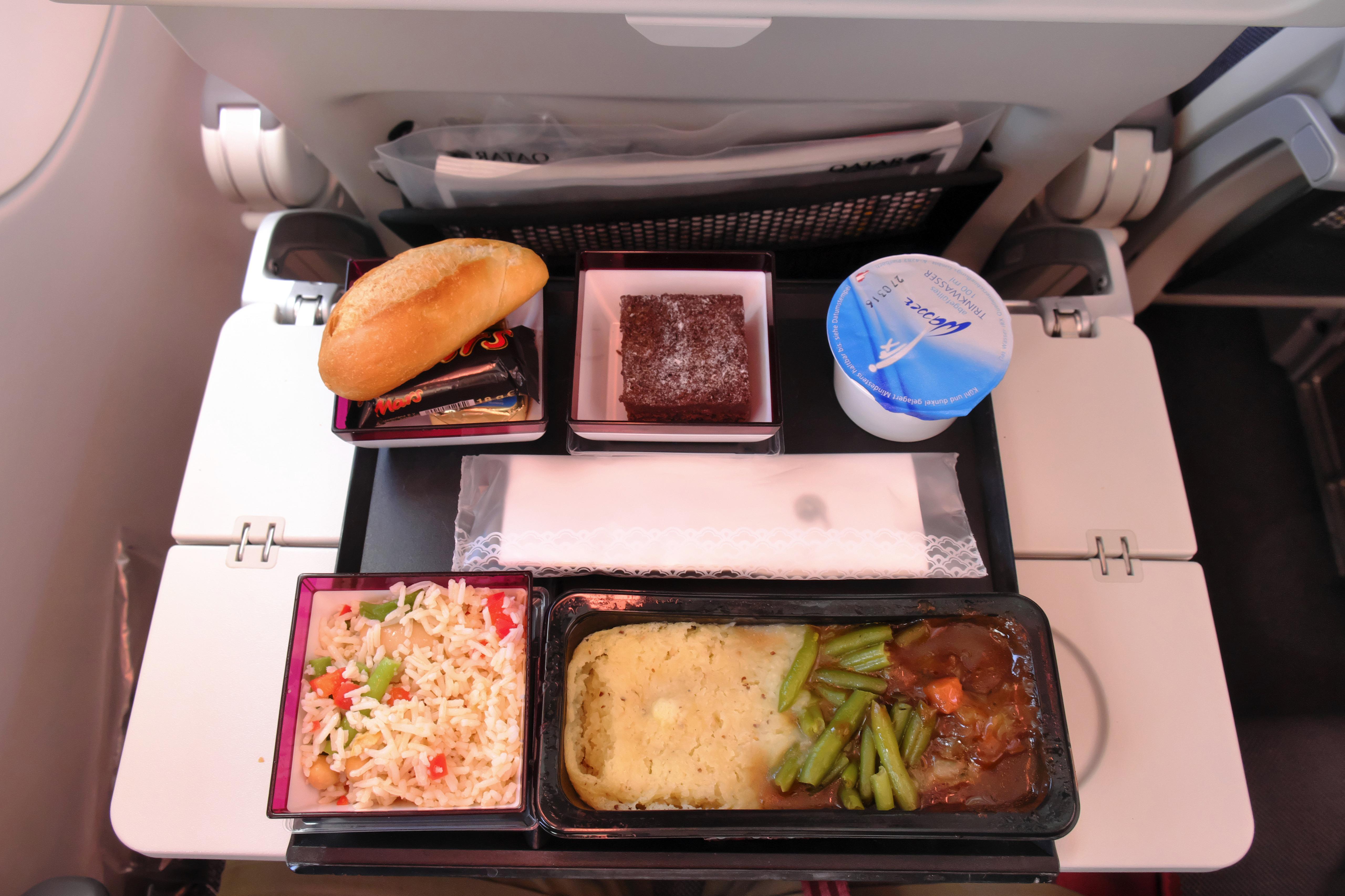 Прокуратура предупредила Azur Air о недопустимости отказа кормить пассажиров