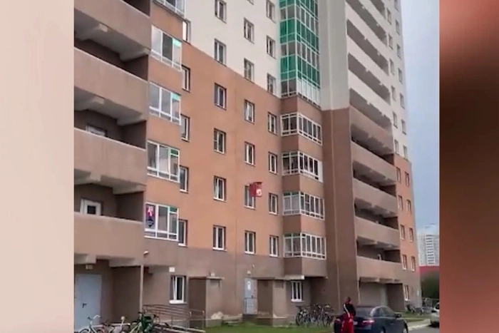 В Екатеринбурге курьер выбросил сумку с едой с 25 этажа из-за принудительной вакцинации