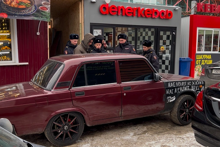 Около ТРЦ Екатеринбурга силовики устроили облаву на мигрантов