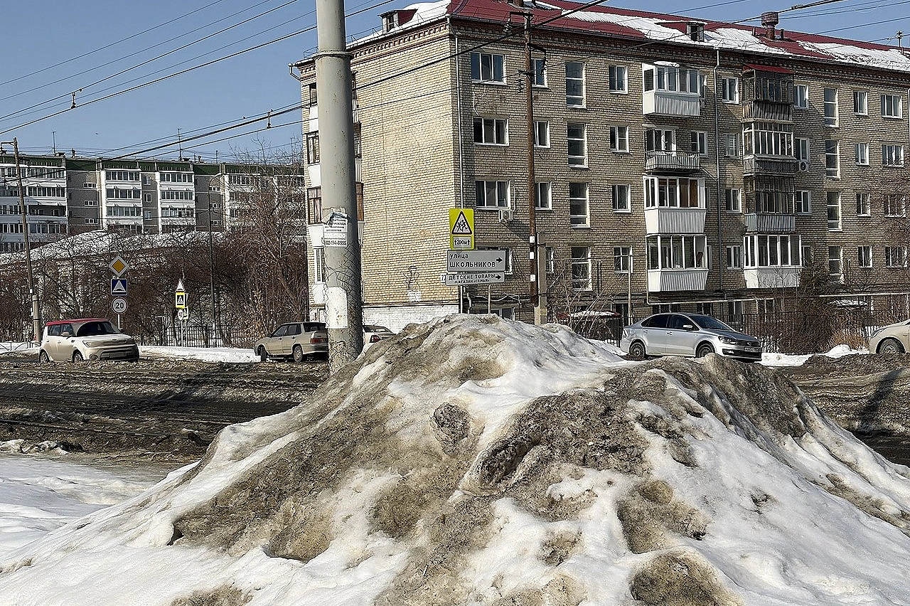 Мэр свердловского города выехал на улицы, чтобы проверить уборку снега, и сам там застрял