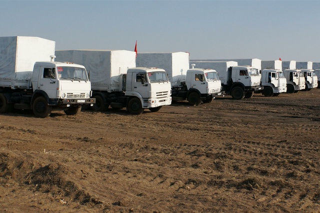 Колонна с гуманитарной помощью прибыла на границу России и Украины