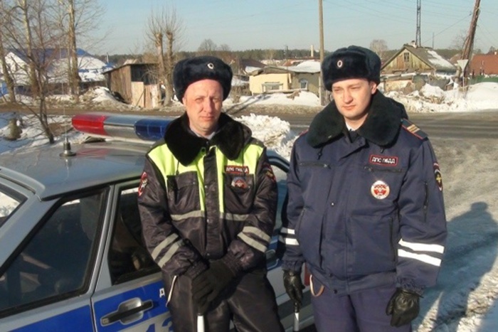 В Свердловской области инспекторы ГИБДД спасли пожилую женщину