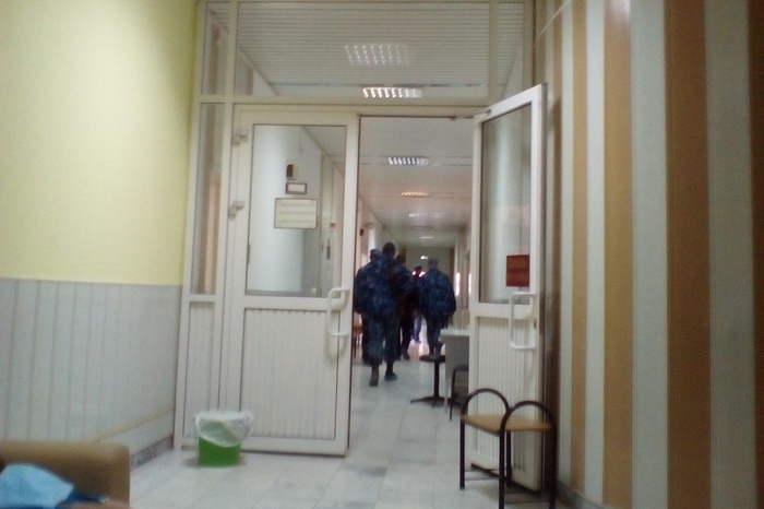В онкоцентре на Широкой Речке сегодня обследовали пациента в наручниках