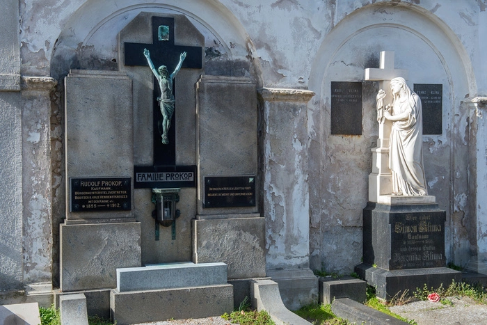 В сети посмеялись над распродажей «подарочных» надгробий для мужчин