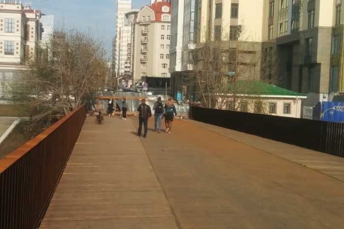 Горожане возобновили движение по пешеходному мосту через Исеть до его открытия