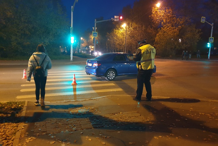Выбежал на красный: в Екатеринбурге иномарка сбила 10-летнего мальчика