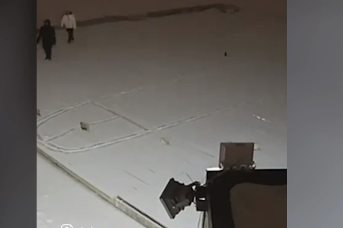 В Екатеринбурге трое вытоптали на снегу около храма огромный фаллос