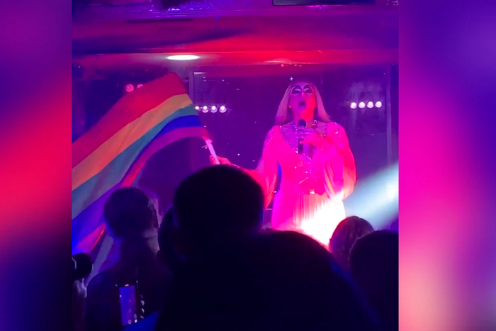 В екатеринбургском клубе травести артист исполнил гимн России, держа в руках флаг ЛГБТ