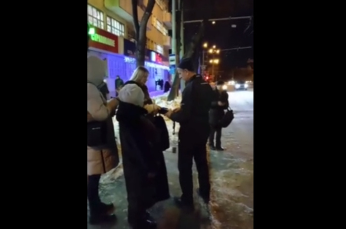 В Екатеринбурге водитель собирает деньги за проезд у людей на остановке